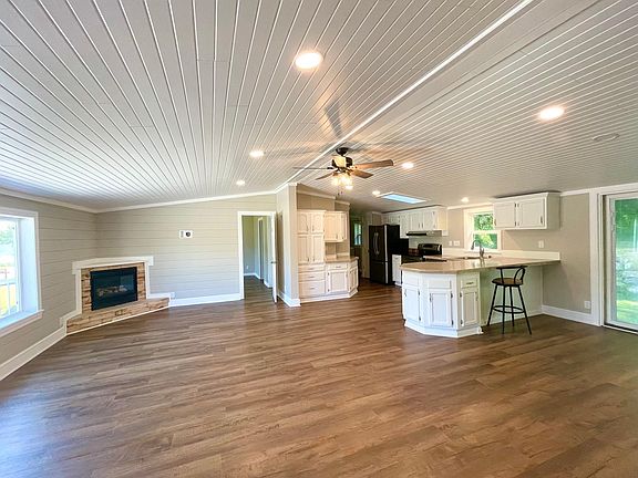 Open floor plan living room, dining, and kitchen