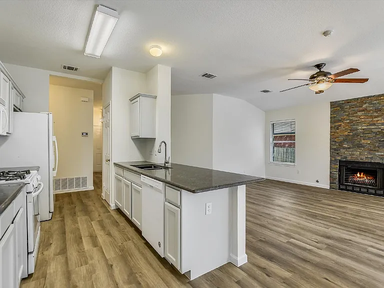 1102 Brashear Ln — Photo 4