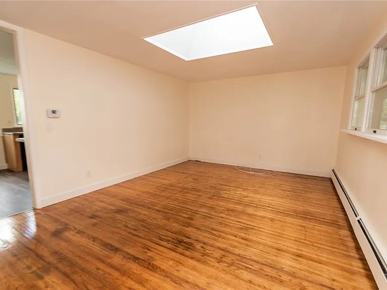5 Adeane Dr W — Photo 3