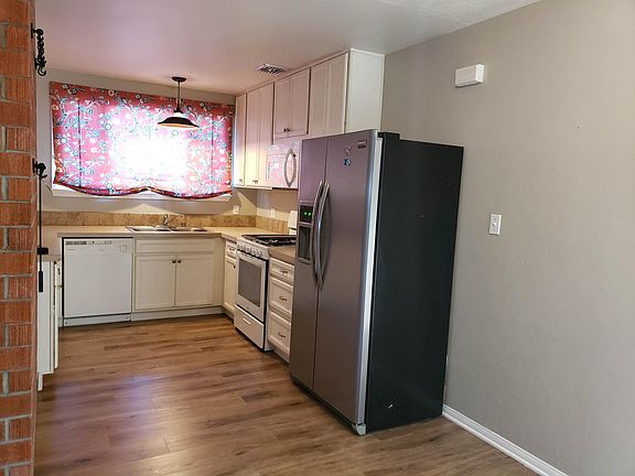 3rd image of 3536 Clairemont Dr