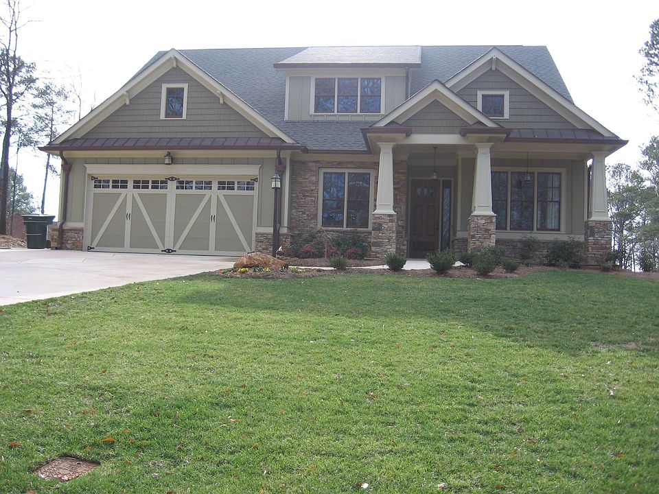 The Estates at Ellis Wade offer unique Craftsman style homes.