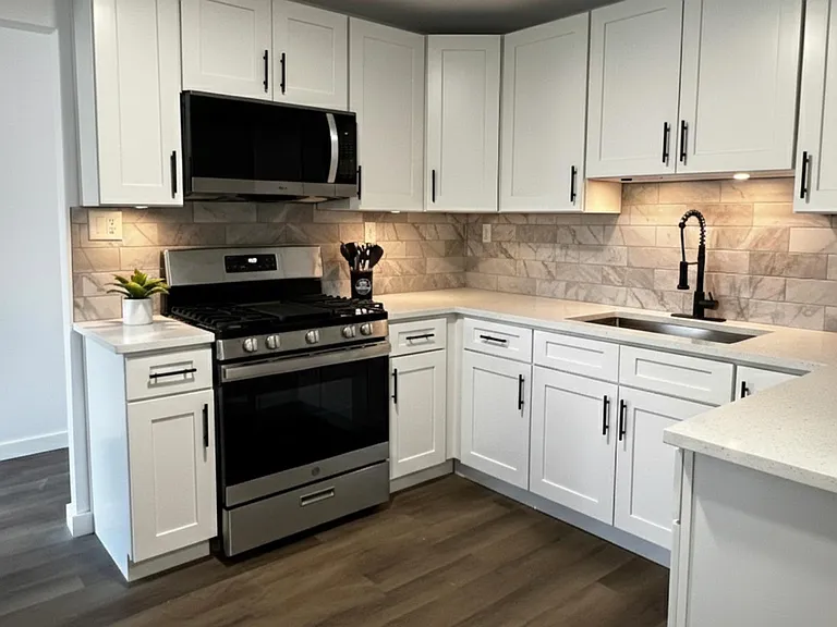 Full Kitchen and utensils too