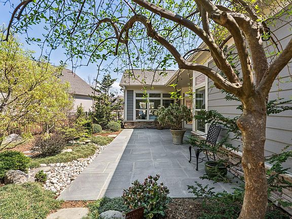 4th image of 1443 Abbotsford Way