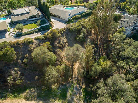 4th image of 3226 Menlo Dr