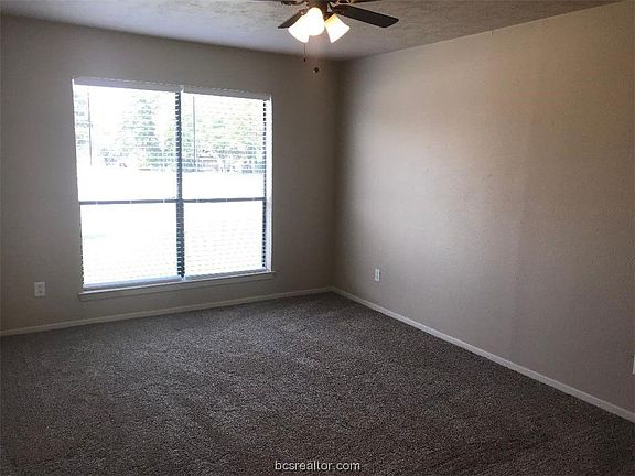 5th image of 4022 Woodcrest Dr