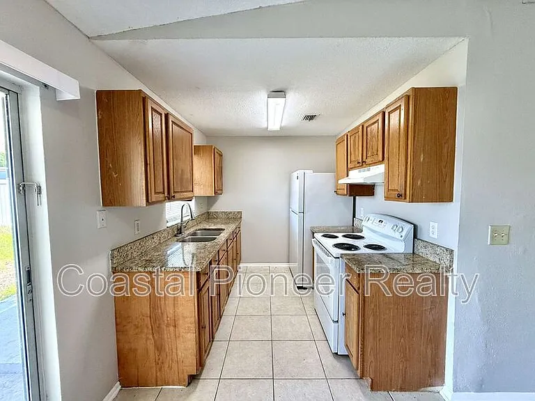 1242 Coolmont Dr — Photo 5