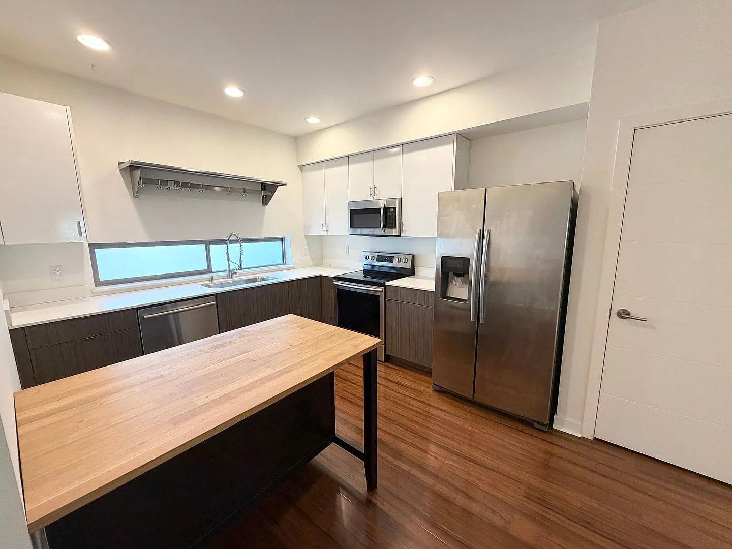 Modern Contemporary Townhome just one block from the Light Rail! — Photo 3