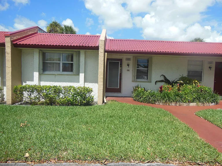 105 Lake Helen Dr — Photo 1