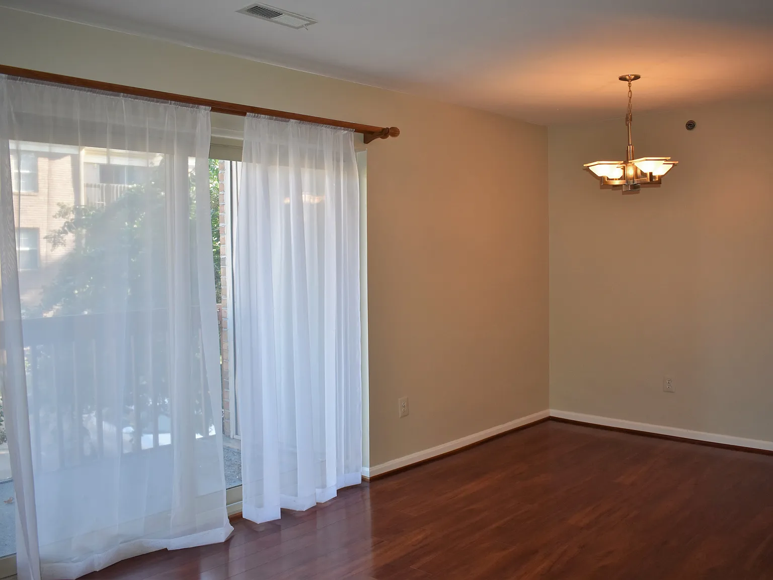 Lovely 2BR 1BA Condo for Rent! — Photo 2