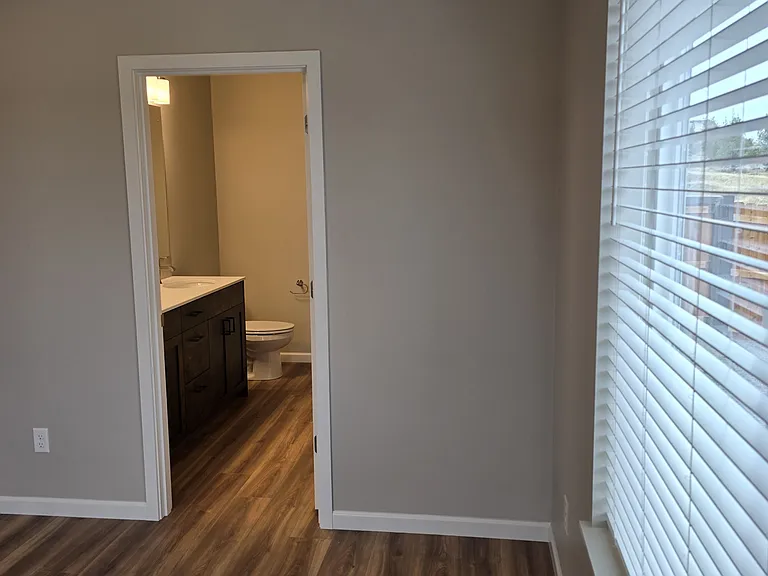 579 SW H St — Photo 29