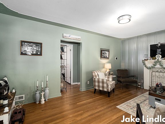 4th image of 2439 Paris Ave NE