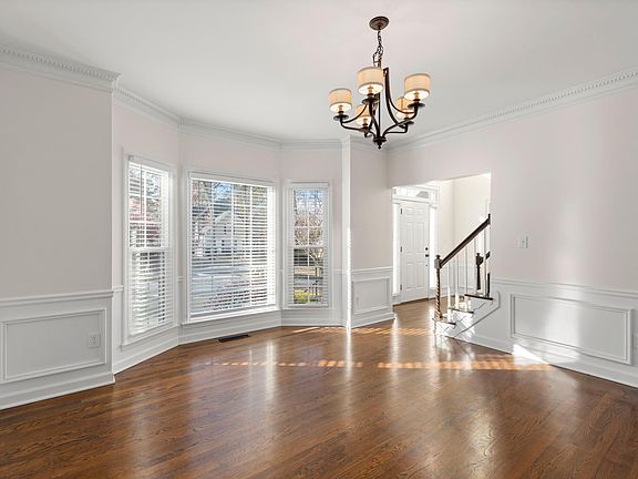 Spacious DIning!