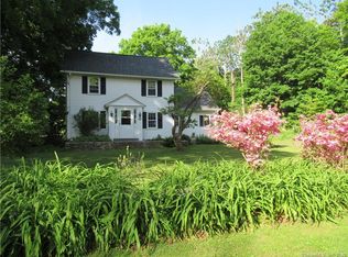 14 Library Ln, Old Lyme, CT 06371