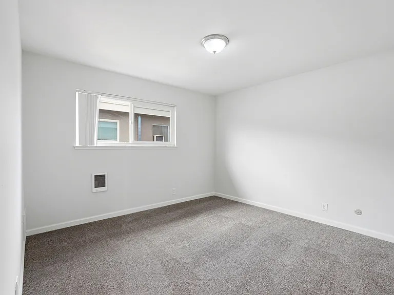 Poplar Plaza Apartments — Photo 19