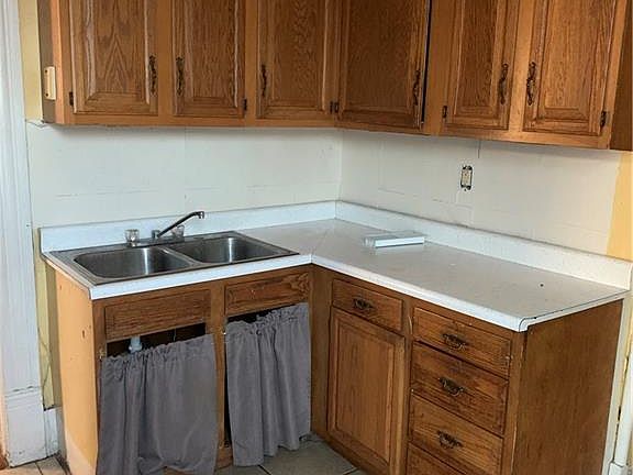 4th image of 38 W Dayton St