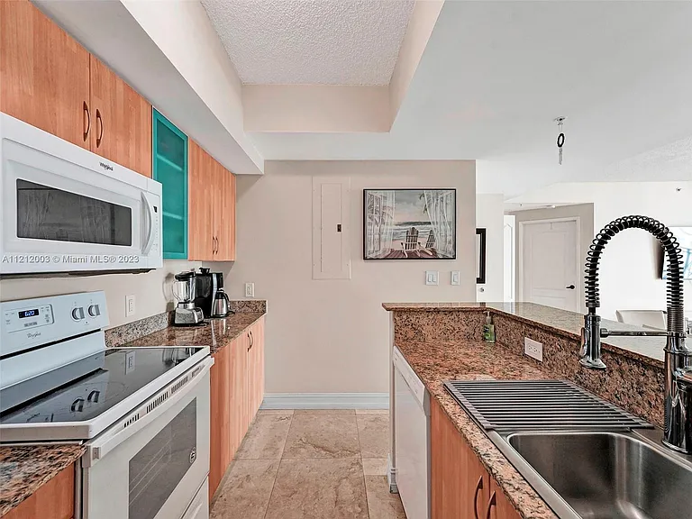 17555 Atlantic Blvd #806 — Photo 8