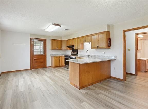 4th image of 1001 Farrington Dr