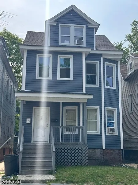 3 bed, 1.0 bath, 1600 sqft, $2,300 — Photo 1