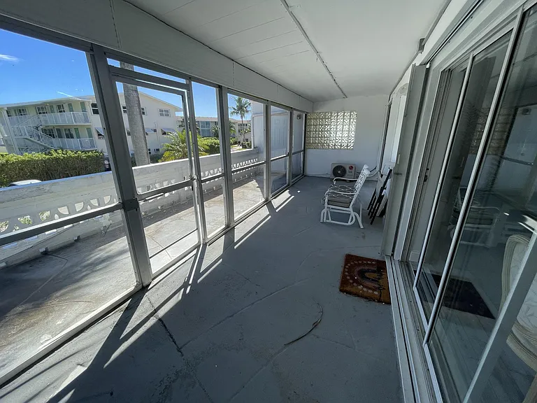 209 SE 6th St #11 — Photo 17