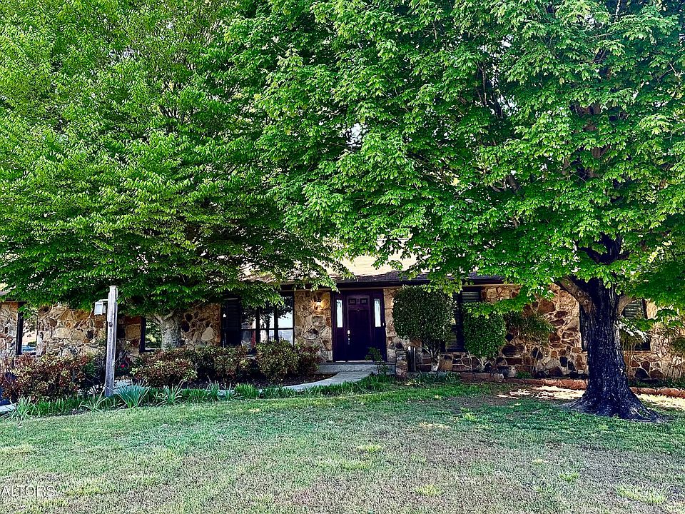 1st image of 700 Foster Dr
