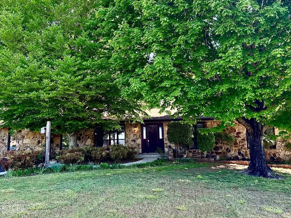 700 Foster Dr, Lenoir City, TN 37772