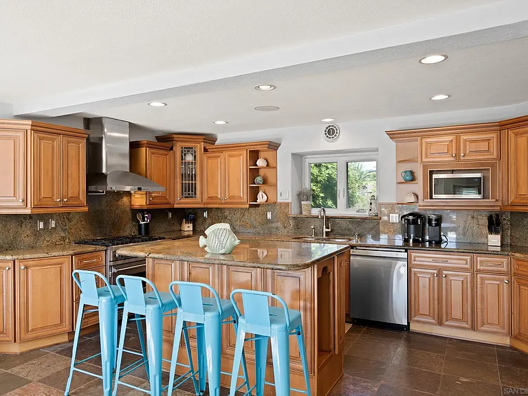 645 Loring St — Photo 6