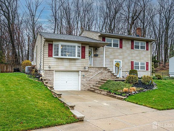 2nd image of 8 Adelphi Ct