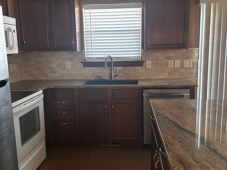 2401 Crestwood Ln — Photo 3