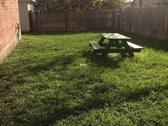 Yarda con mesa picnic