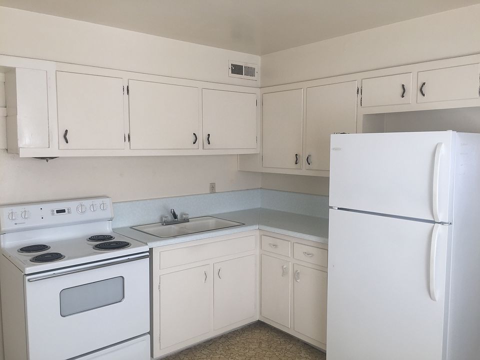 2nd image of 10218 Candelaria Rd NE