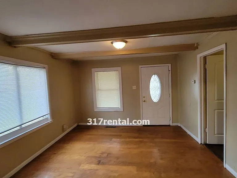 2403 N Oxford St — Photo 2