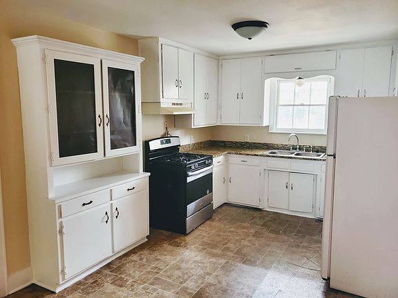 3rd image of 410 N Jean Dr