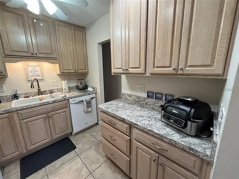1907 Canterbury Ln #10 — Photo 14