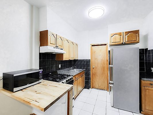 3rd image of 224 E 81st St APT 5C