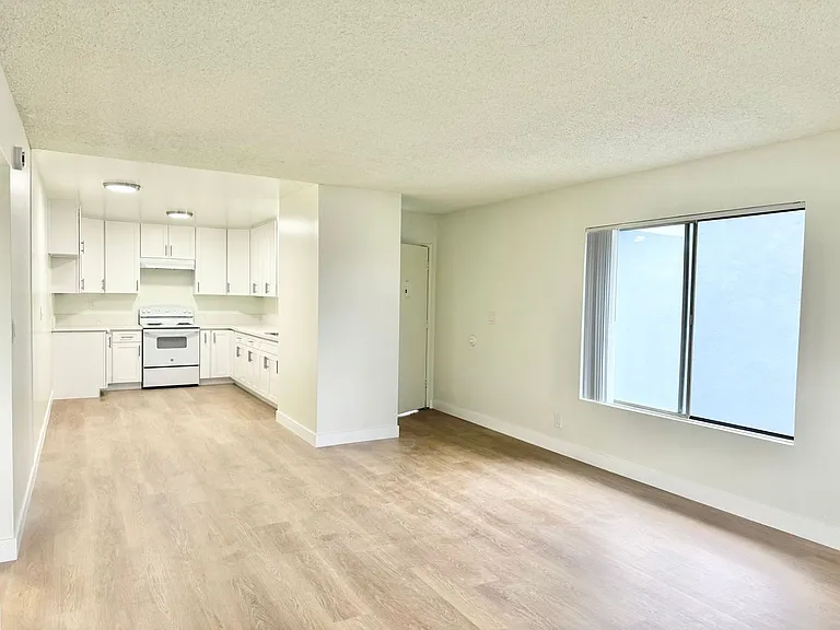 Benton Apartments — Photo 4