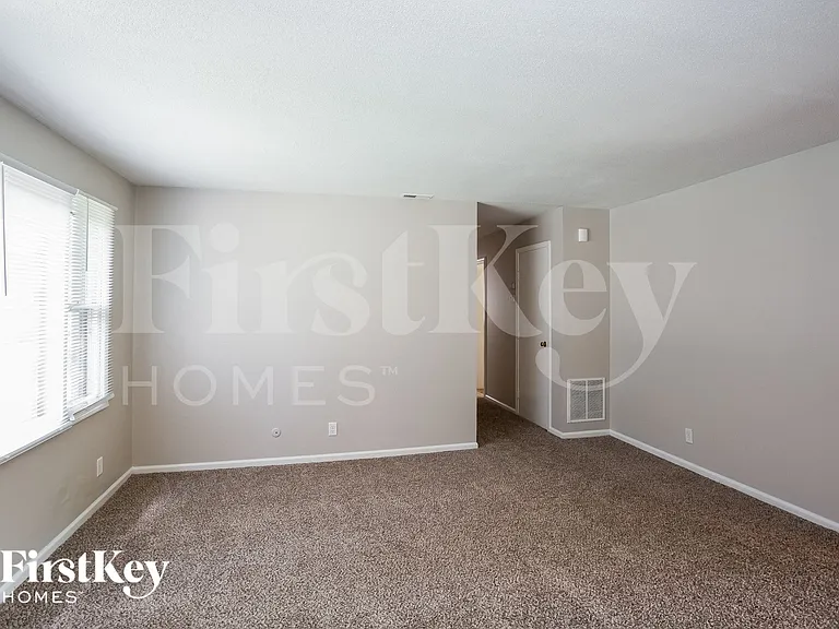 4438 Windsor Rd — Photo 10