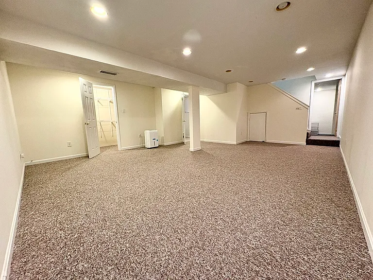 basement w. 2 walk-in closets & 1 full bath