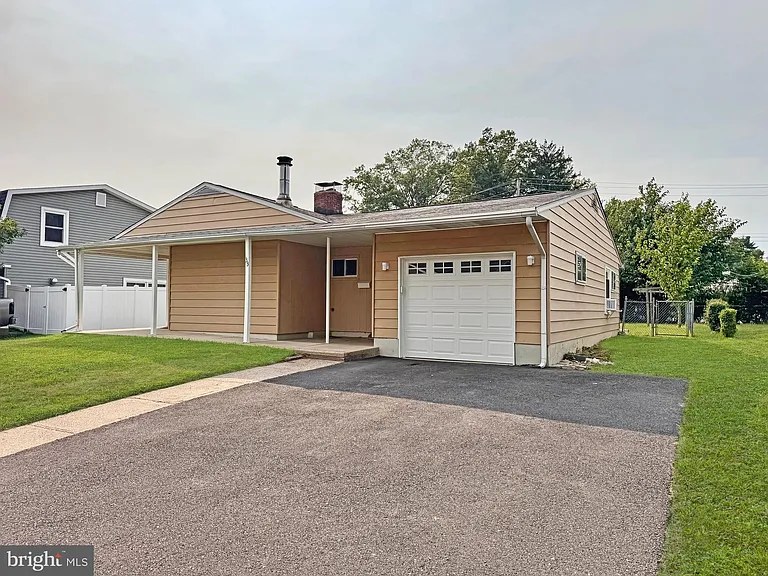 33 Twisting Ln — Photo 1