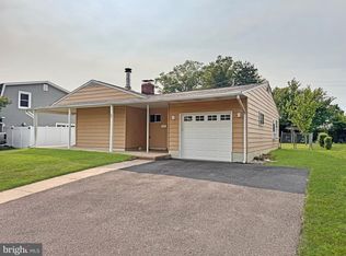 33 Twisting Ln, Levittown, PA 19054