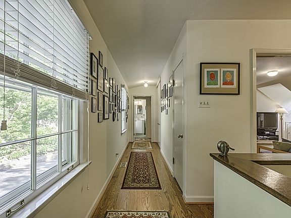 Extra-large hallway linen cl