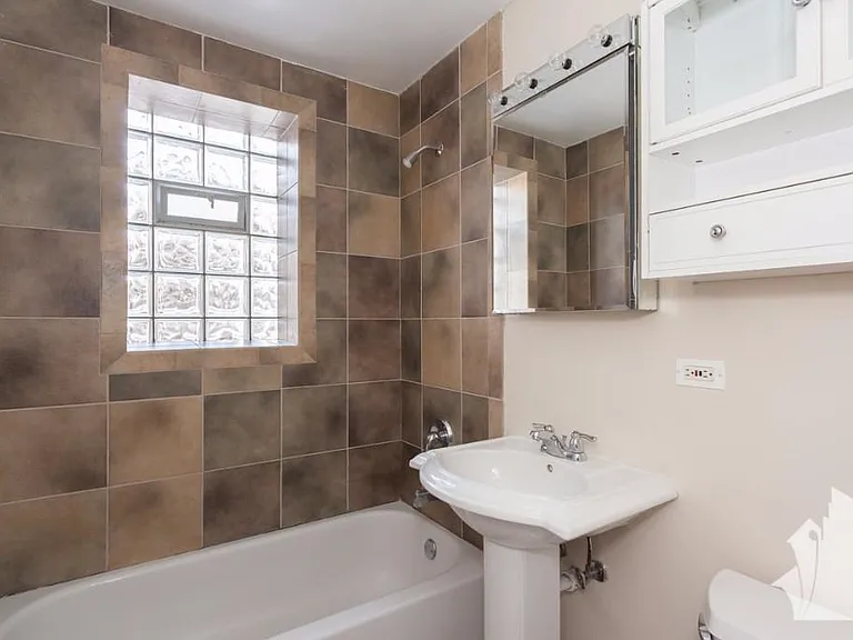 3240 N Clifton Ave — Photo 8