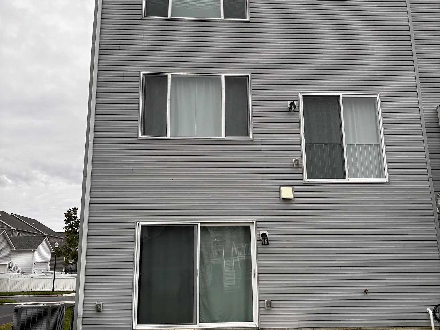 4 bed, 4.5 bath, 2850 sqft, $3,200 — Photo 2