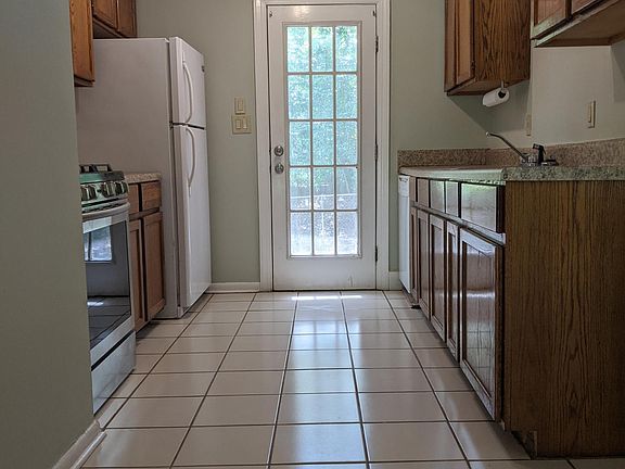 3rd image of 914 Spottswood Dr