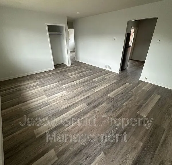 2208 Saint Clair Rd — Photo 2