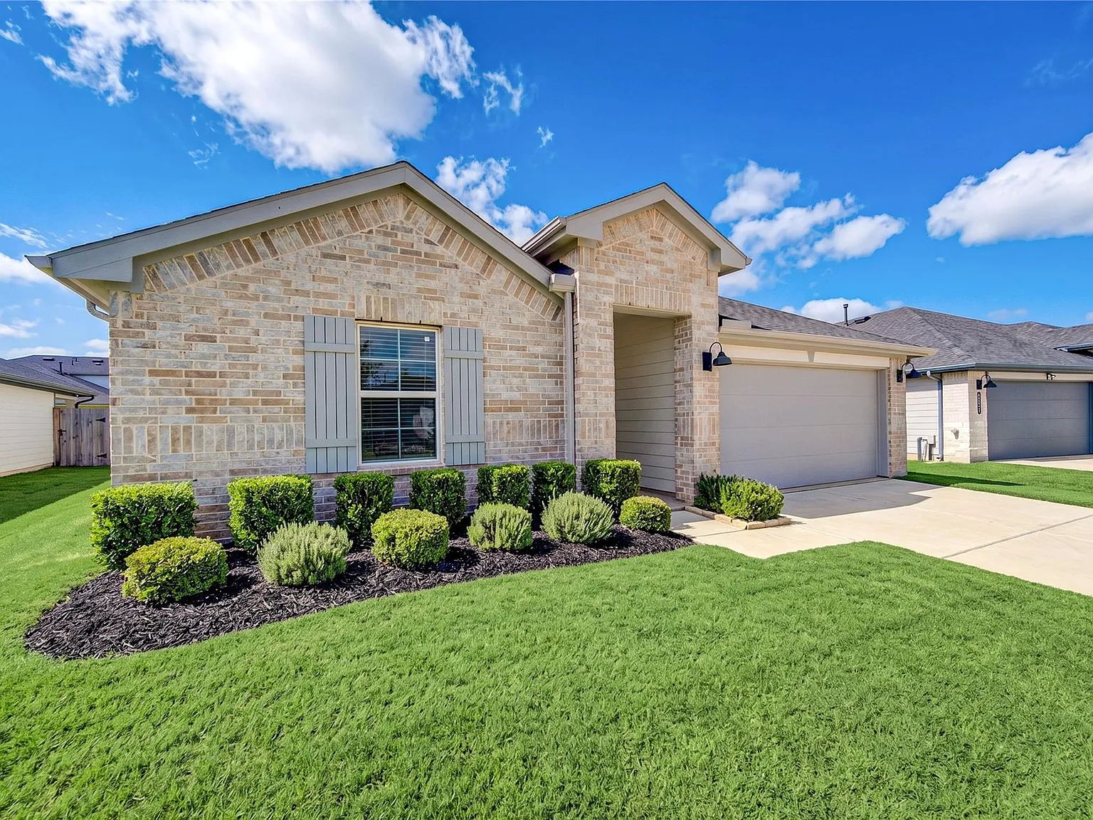 4 bed, 2.0 bath, 2046 sqft, $2,300 — Photo 2