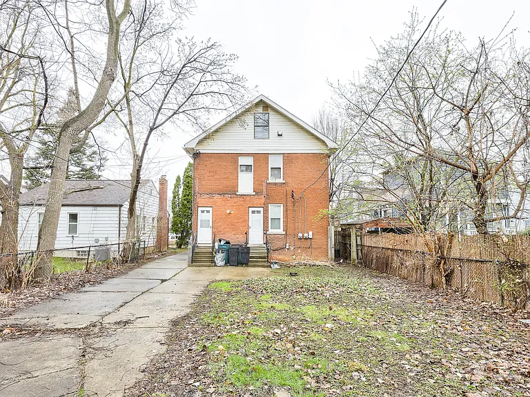 338 E Webster Ave — Photo 29