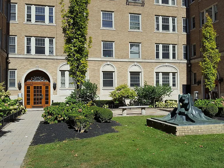 Bryant Apartments — Photo 33