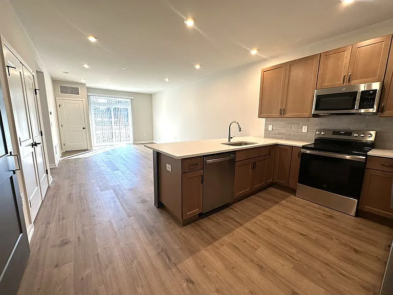 409 West — Photo 19