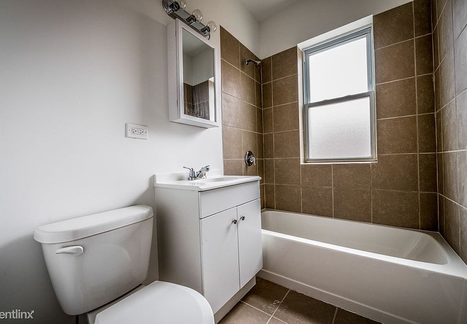 7823 S Euclid Ave Apartments Chicago Bathroom_1