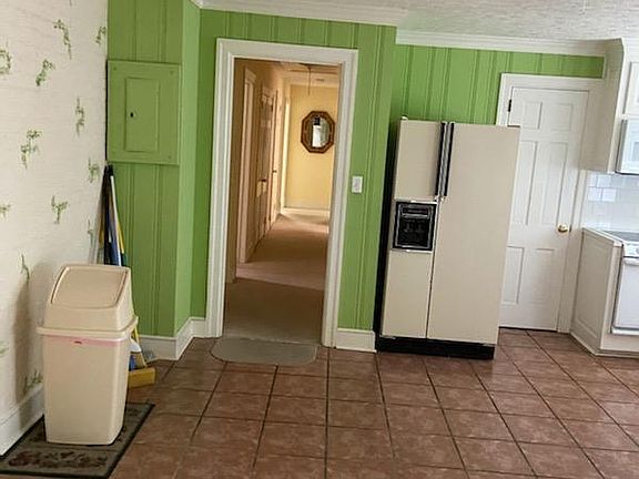 5th image of 142 Westhampton Ave